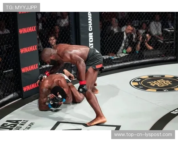 UFC女拳手赛后直接求婚:勇敢的爱情,令人动容的瞬间 UFC女拳手赛后直接求婚:勇敢的爱情,令人动容的瞬间